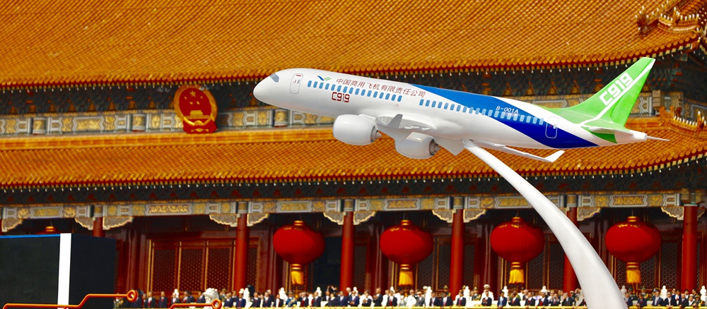 C919大型客機模型亮相新中國成立70周年慶?；顒?jpg