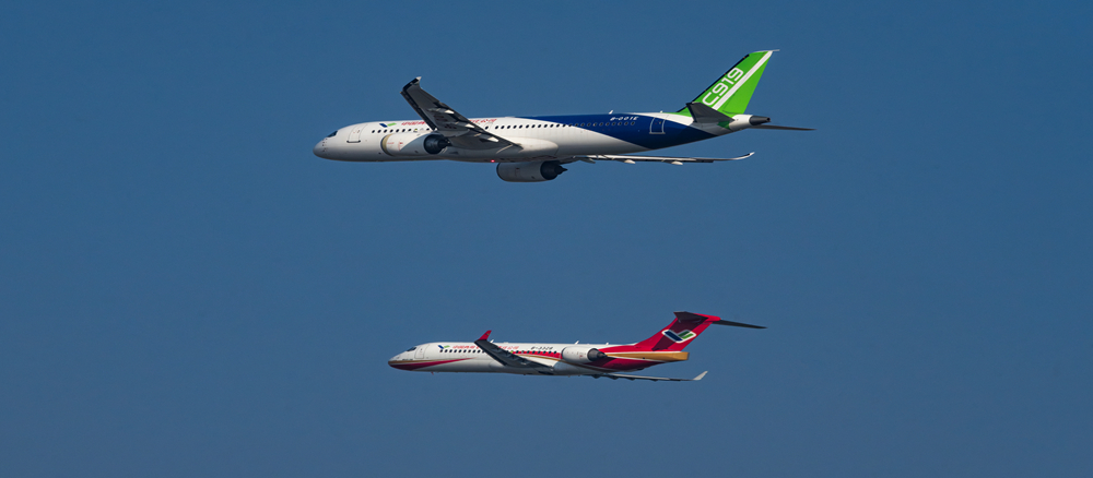 C919飛機首次飛抵拉薩，與正在進行演示飛行的ARJ21飛機相聚在“世界屋脊”青藏高原_副本.jpg